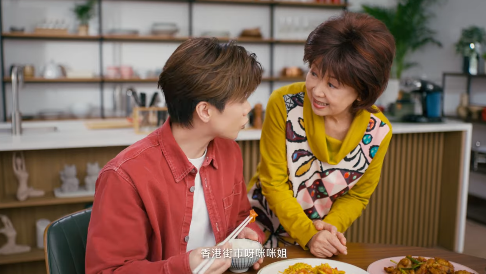 張敬軒邀朱咪咪拍新加坡版《軒仔敲碗》。