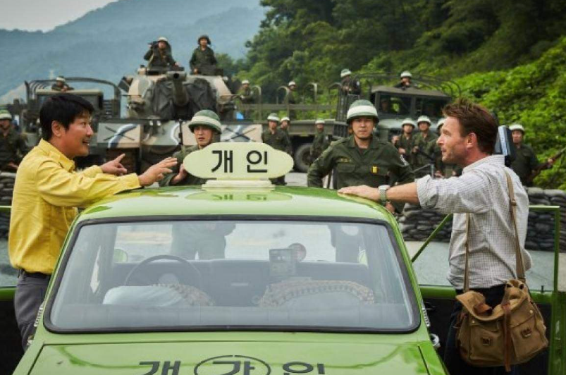 2017年上映的電影《逆權司機》由南韓影帝宋康昊主演,以1980年光州事件的真人真事改編,講述一名的士司機在光州民主化運動遭軍隊鎮壓時,協助記者、示威民眾將消息傳播出去的過程,故近日戒嚴風波亦令國民回想起光州事件及聯想到這部電影。(網上圖片)