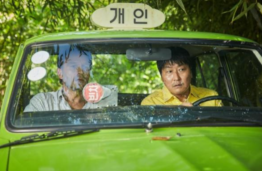 2017年上映的電影《逆權司機》由南韓影帝宋康昊主演,以1980年光州事件的真人真事改編,講述一名的士司機在光州民主化運動遭軍隊鎮壓時,協助記者、示威民眾將消息傳播出去的過程,故近日戒嚴風波亦令國民回想起光州事件及聯想到這部電影。(網上圖片)