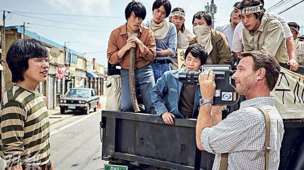 2017年上映的電影《逆權司機》由南韓影帝宋康昊主演,以1980年光州事件的真人真事改編,講述一名的士司機在光州民主化運動遭軍隊鎮壓時,協助記者、示威民眾將消息傳播出去的過程,故近日戒嚴風波亦令國民回想起光州事件及聯想到這部電影。(網上圖片)