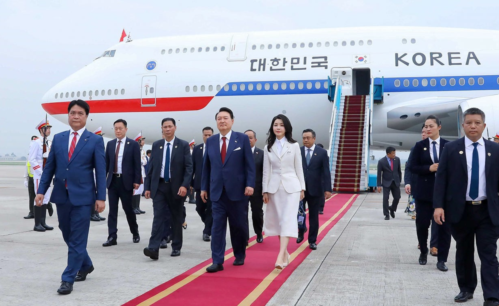 南韓總統府及國防部火速澄清,尹錫悅和夫人金建希並不在專機上(資料圖片)