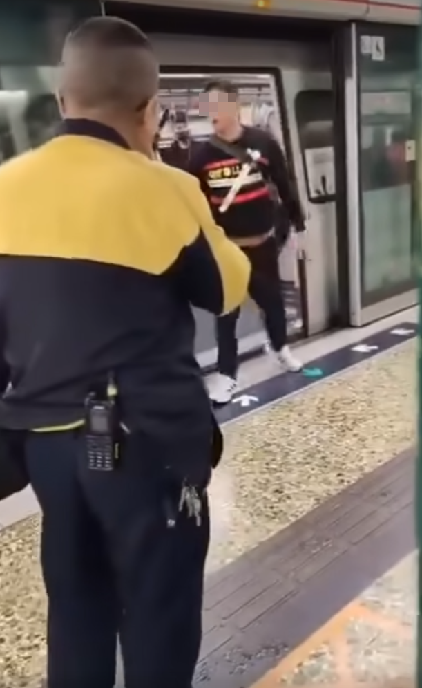 一名戴眼鏡男子手持一樽可樂游走車廂與月台,在月台作勢潑灑可樂,及後接連「起飛腳」踢向兩名手持對講機的男女港鐵職員(影片截圖)