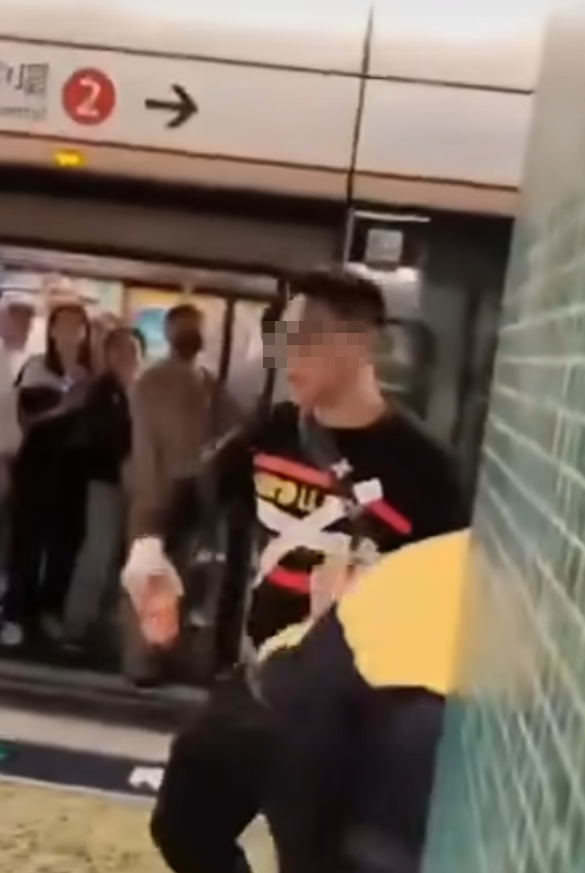 一名戴眼鏡男子手持一樽可樂游走車廂與月台,在月台作勢潑灑可樂,及後接連「起飛腳」踢向兩名手持對講機的男女港鐵職員(影片截圖)