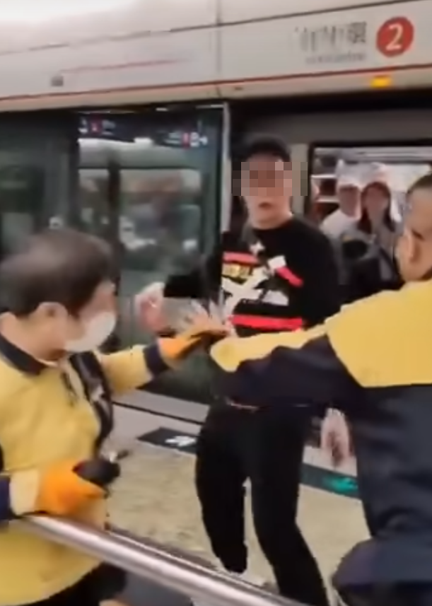 一名戴眼鏡男子手持一樽可樂游走車廂與月台,在月台作勢潑灑可樂,及後接連「起飛腳」踢向兩名手持對講機的男女港鐵職員(影片截圖)