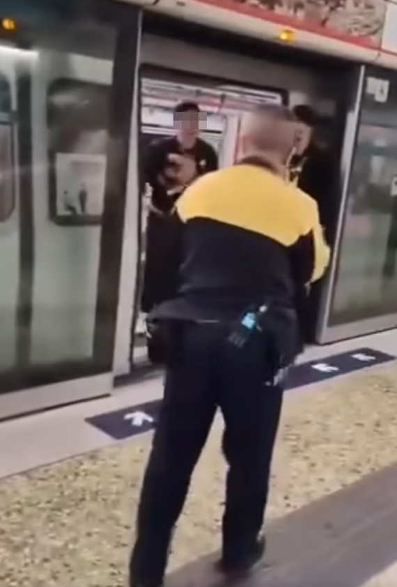 男子及後走回車廂,一名戴帽男乘客向他舉起左手,疑似勸喻他冷靜(影片截圖)