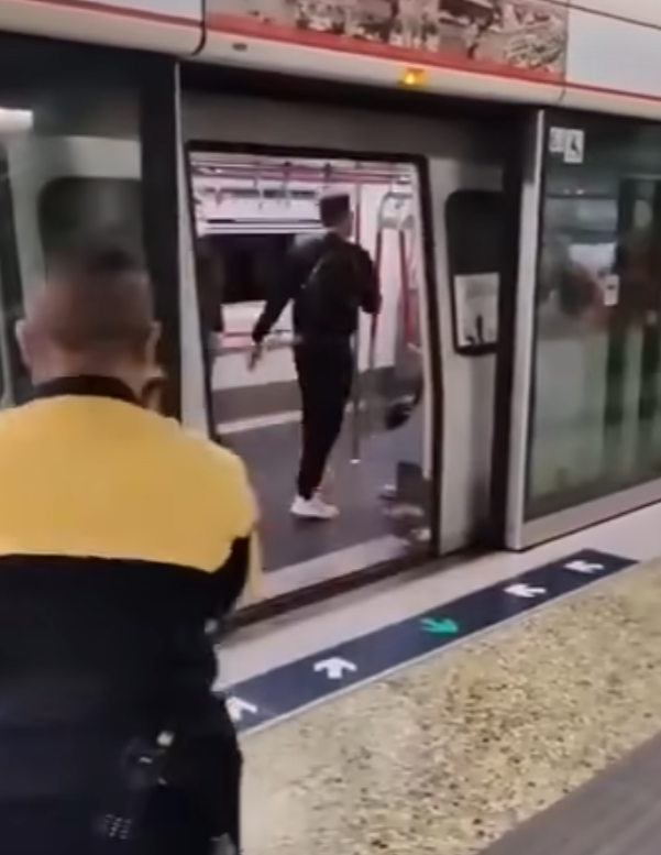 該男子又走向車頭方向,列車上乘客爭相走避。(影片截圖)