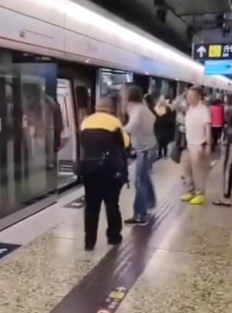 其間有乘客將背囊遞向男職員表示「幫我拿住」,隨即轉身往蘇男方向(影片截圖)