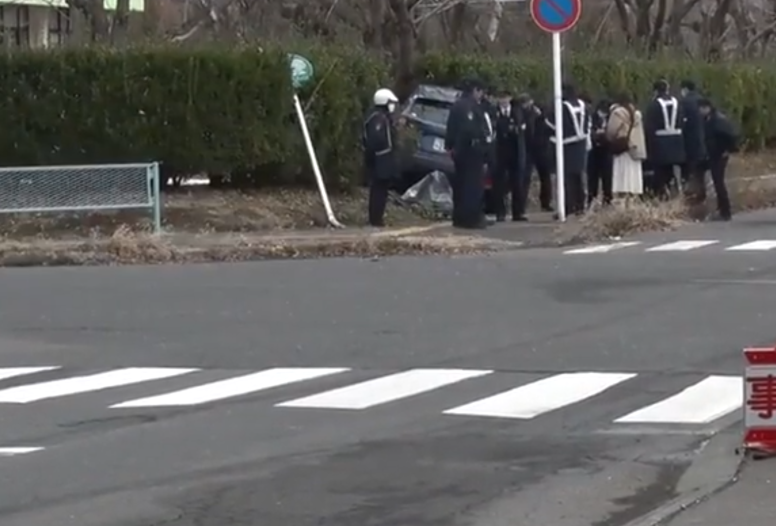 一名居於香港的33歲中國籍男子在日本青森縣八戶市一個十字路口與另一輛汽車迎頭相撞,涉嫌駕駛疏忽導致他人受傷被捕。(影片截圖)