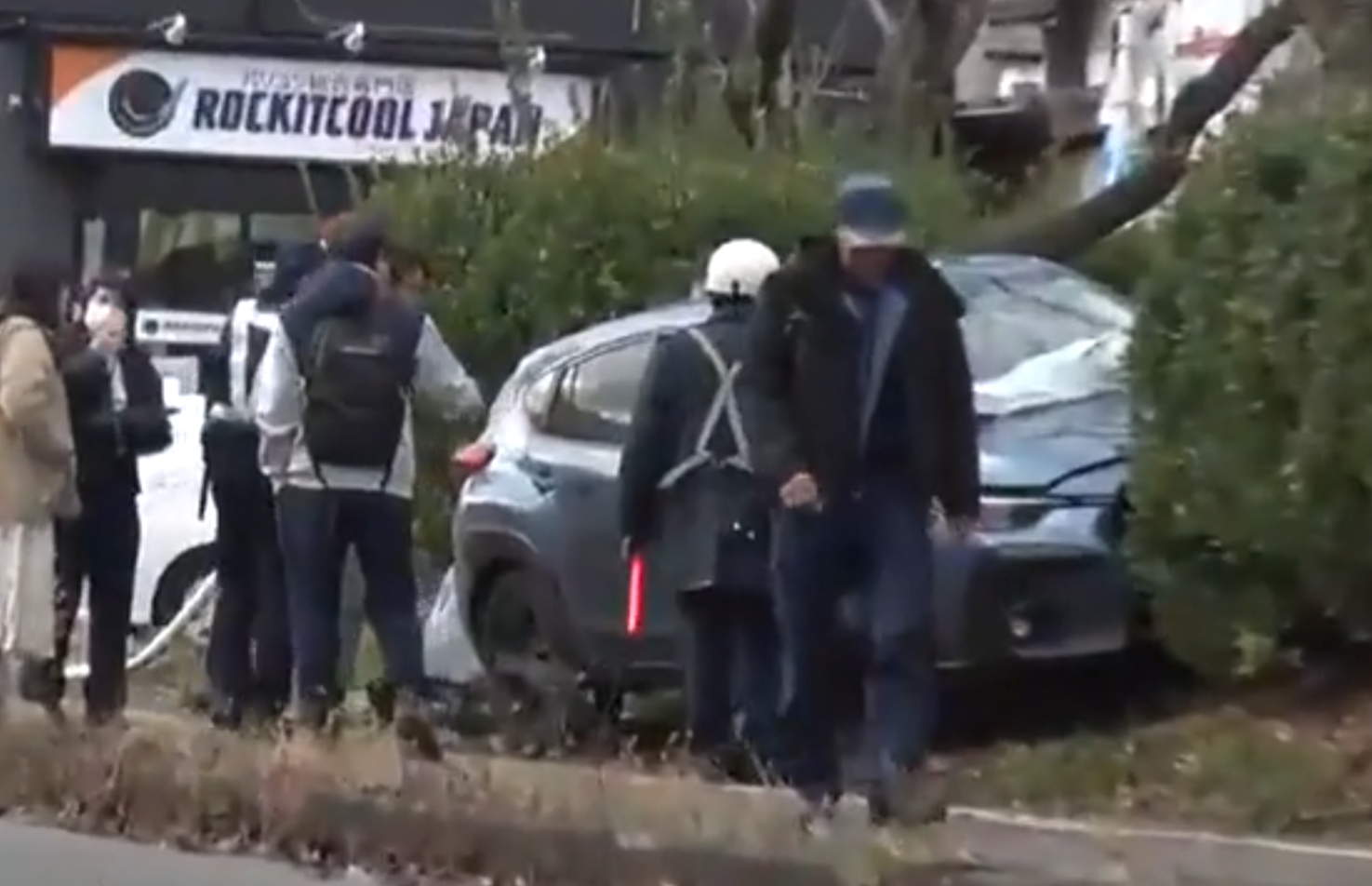 一名居於香港的33歲中國籍男子在日本青森縣八戶市一個十字路口與另一輛汽車迎頭相撞,涉嫌駕駛疏忽導致他人受傷被捕。(影片截圖)