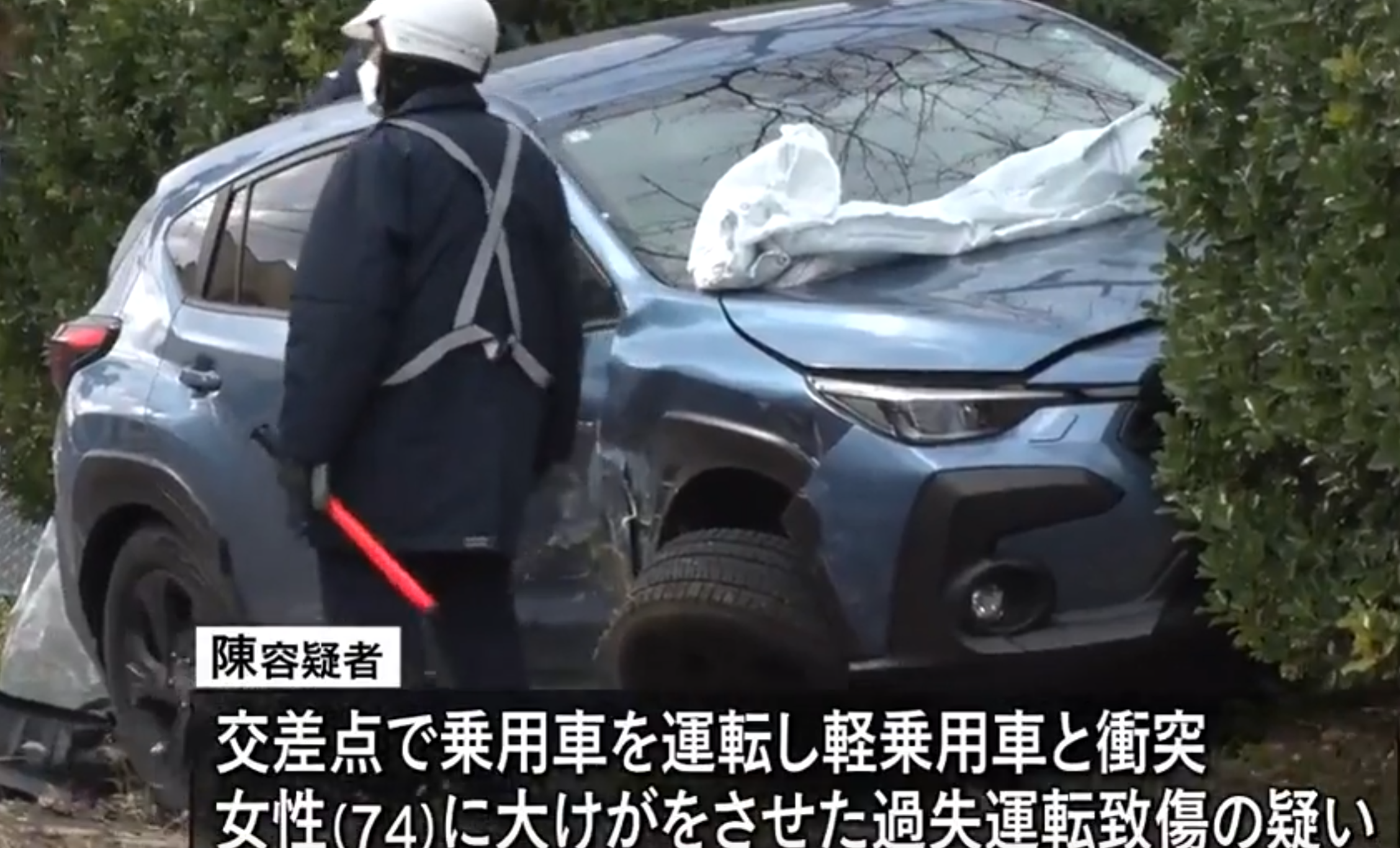 一名居於香港的33歲中國籍男子在日本青森縣八戶市一個十字路口與另一輛汽車迎頭相撞,涉嫌駕駛疏忽導致他人受傷被捕。(影片截圖)