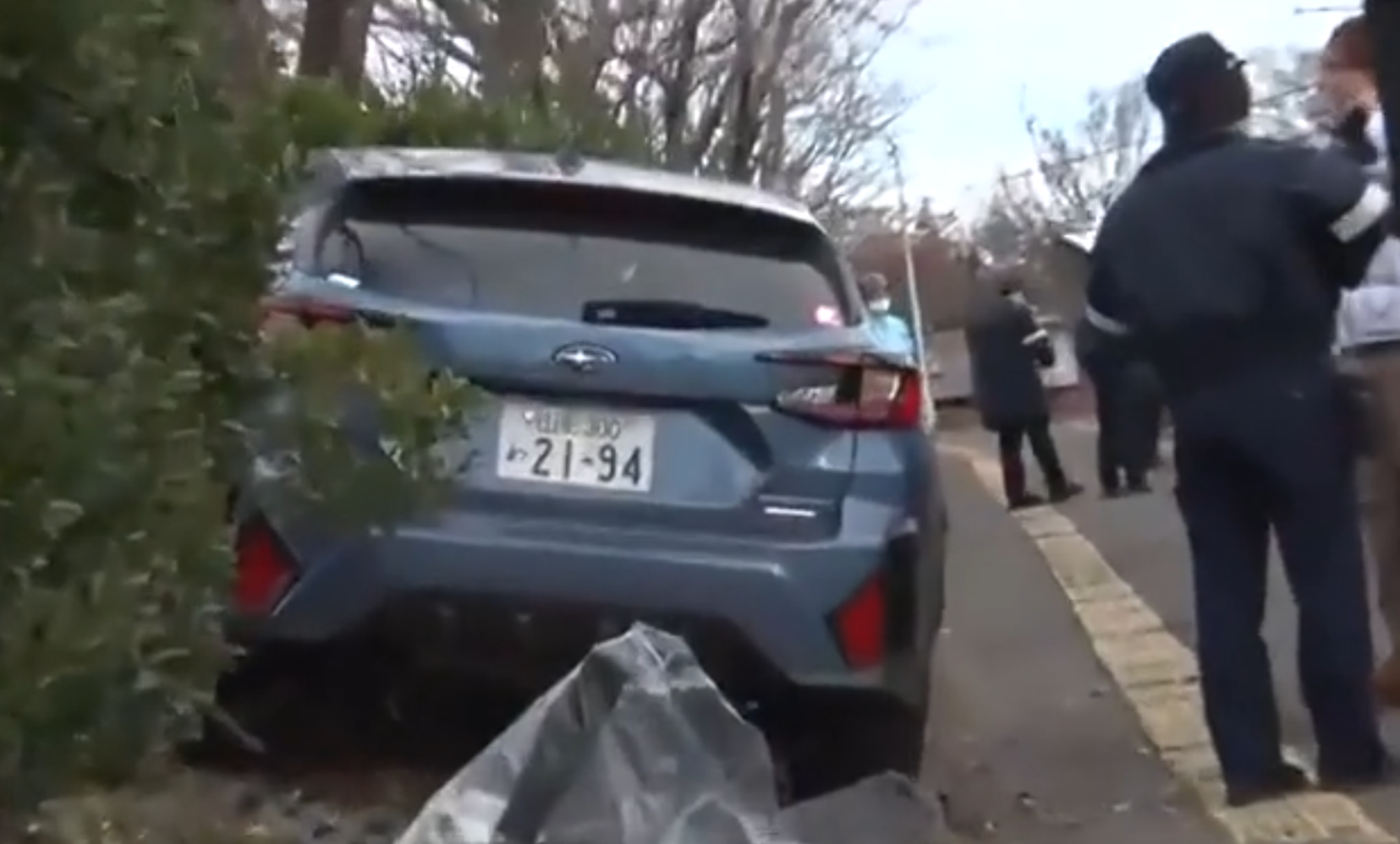 一名居於香港的33歲中國籍男子在日本青森縣八戶市一個十字路口與另一輛汽車迎頭相撞,涉嫌駕駛疏忽導致他人受傷被捕。(影片截圖)