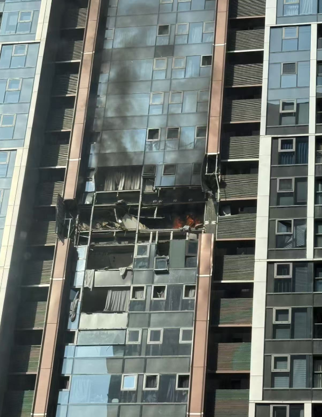 位於深圳灣的住宅高樓悅府二期一層單位發生爆炸(影片截圖)