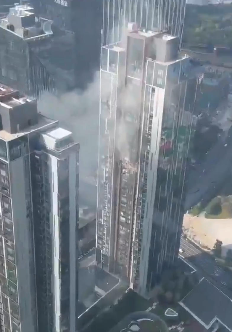 位於深圳灣的住宅高樓悅府二期一層單位發生爆炸(影片截圖)