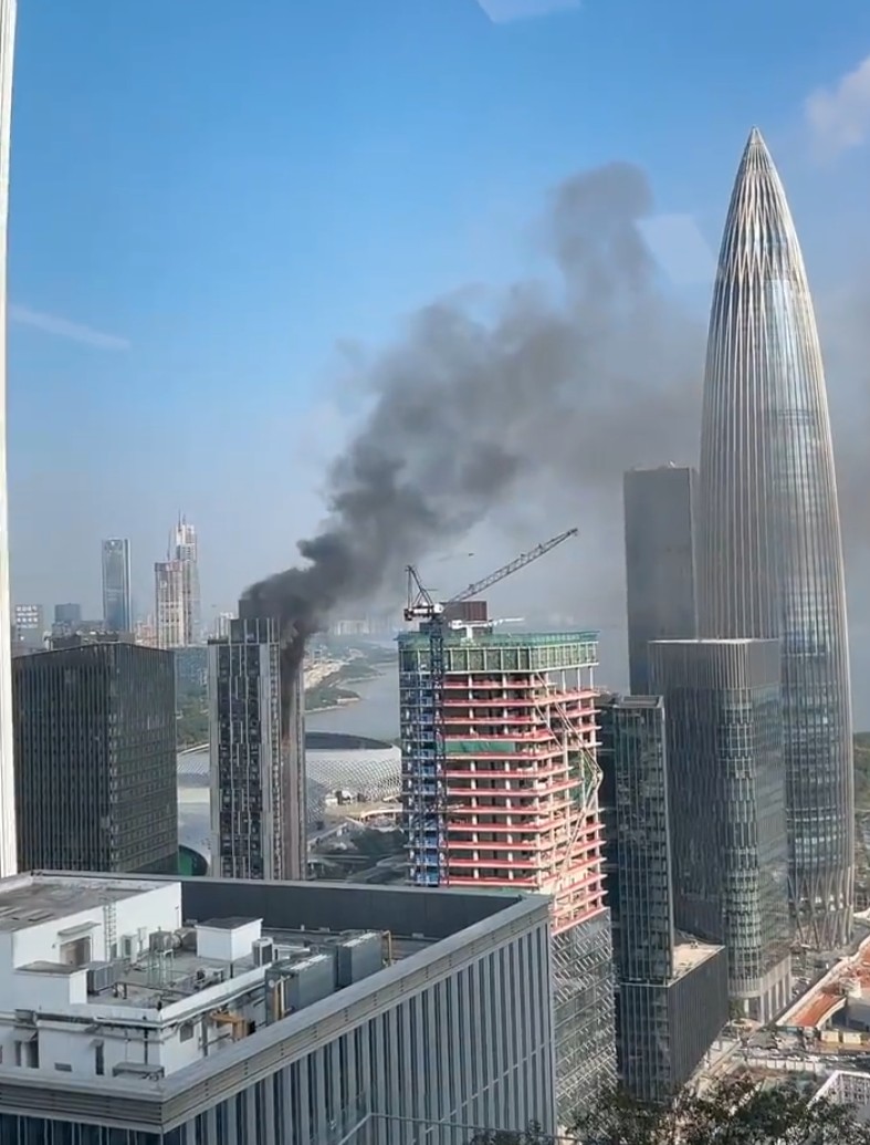 位於深圳灣的住宅高樓悅府二期一層單位發生爆炸(影片截圖)