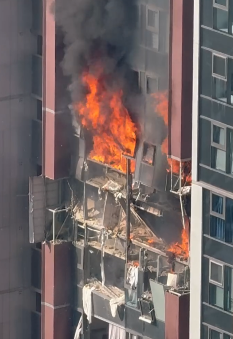 位於深圳灣的住宅高樓悅府二期一層單位發生爆炸(影片截圖)