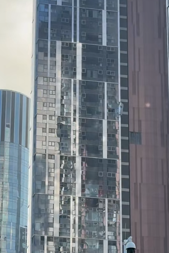 位於深圳灣的住宅高樓悅府二期一層單位發生爆炸(影片截圖)