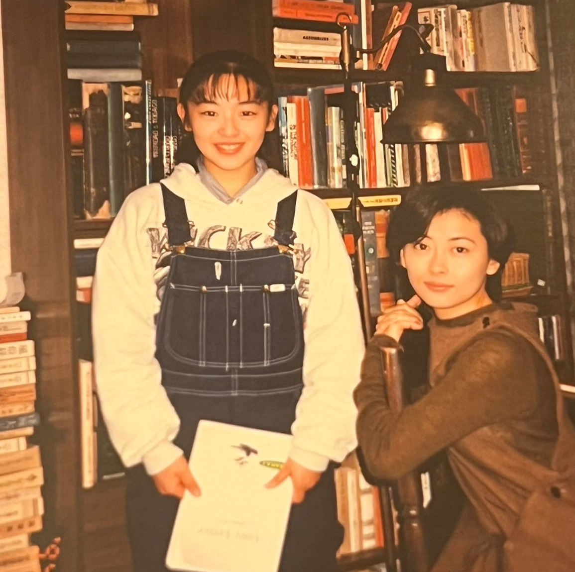 酒井美紀昨日在IG貼出跟美穗拍攝《情書》時的昔日合照。