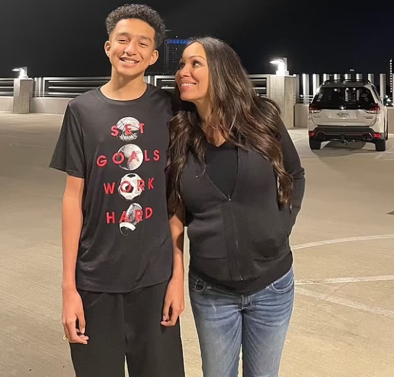 男童塞策爾與母親。(互聯網)