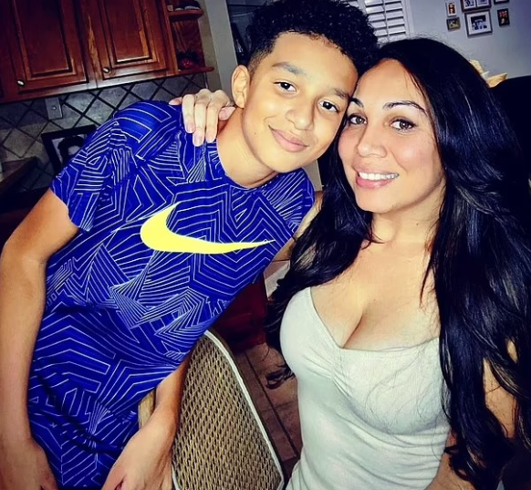 男童塞策爾與母親。(互聯網)