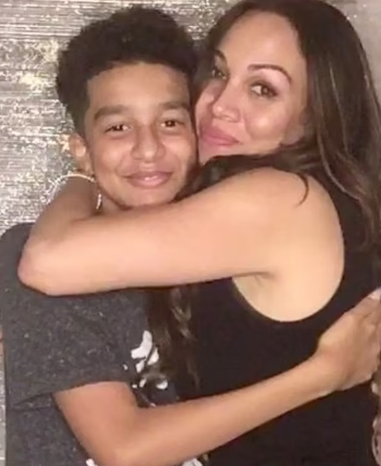 男童塞策爾與母親。(互聯網)