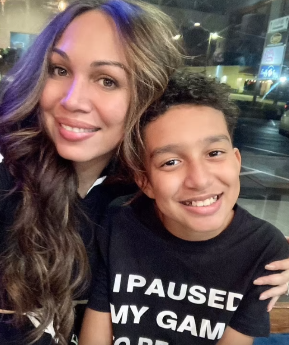 男童塞策爾與母親。(互聯網)