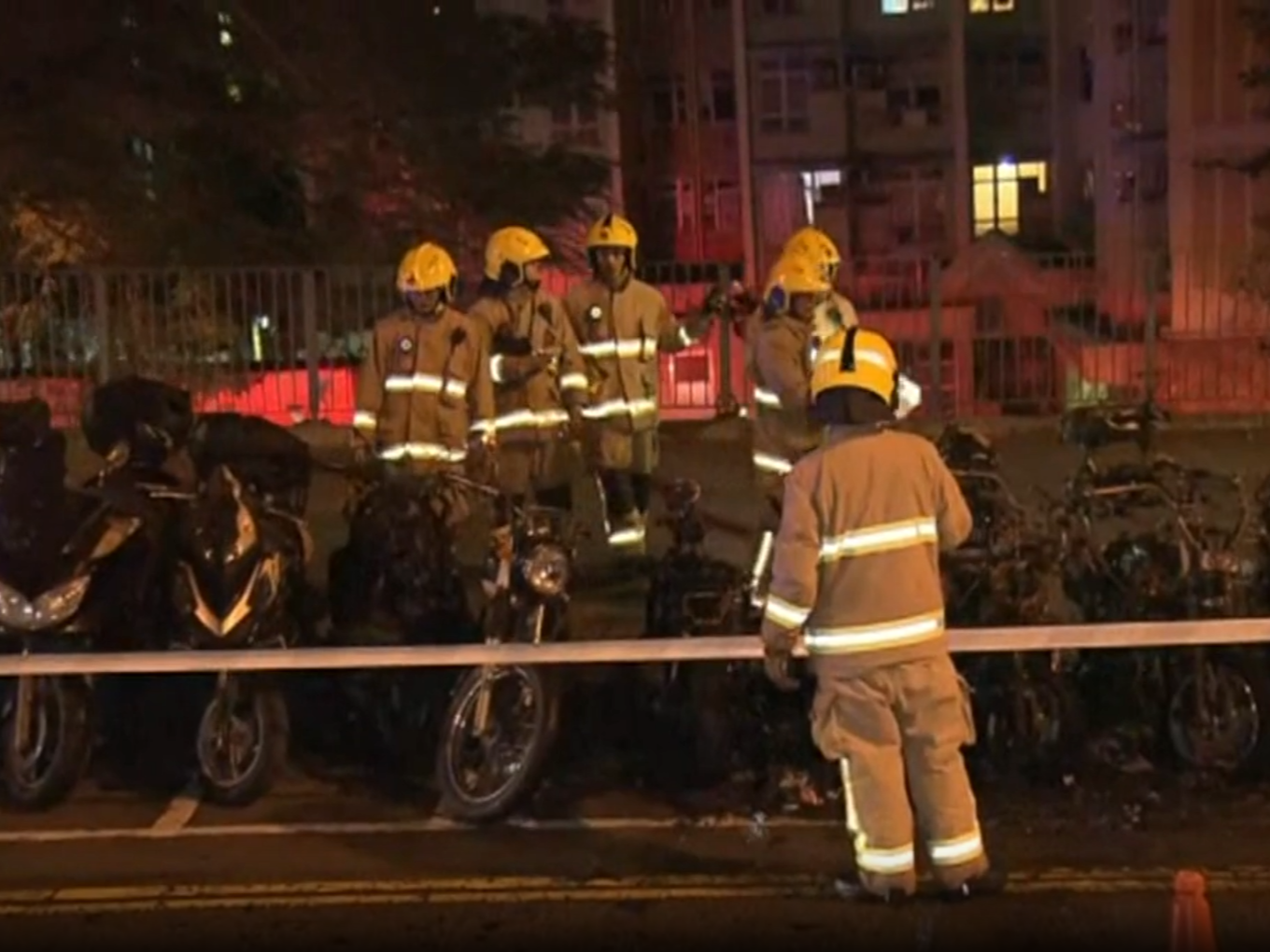 將軍澳35輛電單被焚毀 警方列縱火調查 (Now新聞截圖)