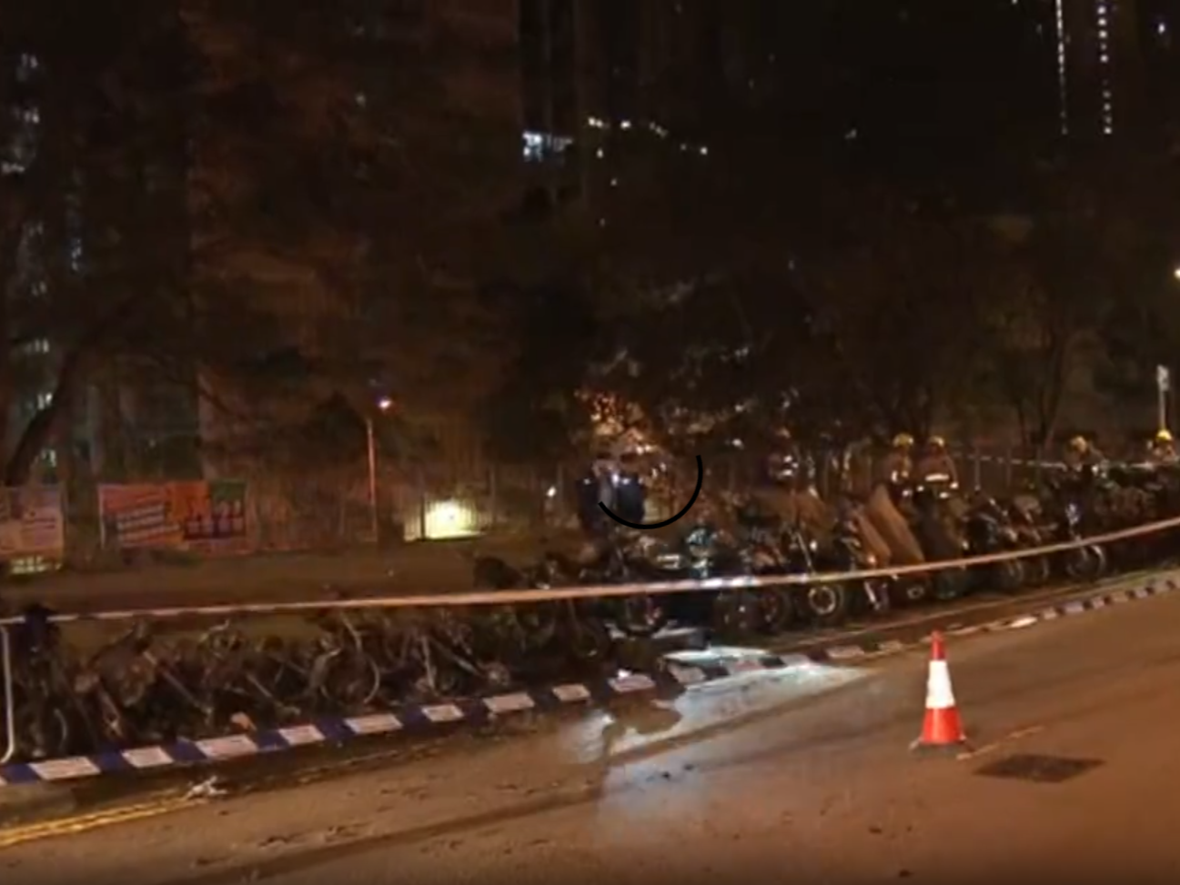 將軍澳35輛電單被焚毀 警方列縱火調查 (Now新聞截圖)