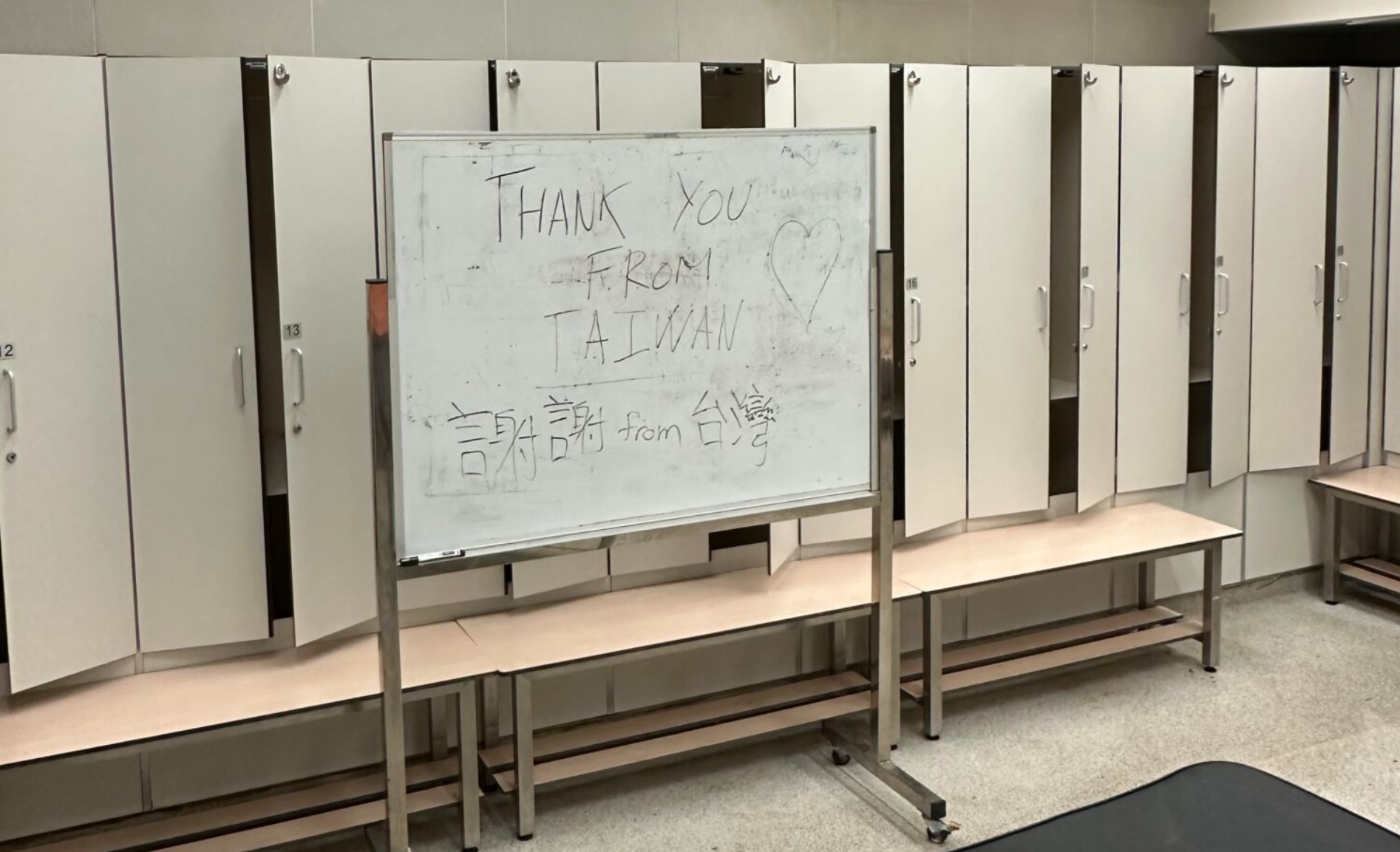 賽後中華台北將旺角場的更衣室打掃乾淨才離開,並在白板上留下:「Thank You From Taiwan、謝謝from台灣」的訊息 (中華台北足協)