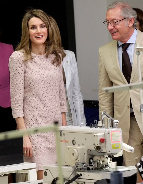 安迪克(右)多年來努力把Mango發展成國際品牌。圖為他於2011年帶當時仍是西班牙王妃的萊蒂西亞,參觀工場。(路透社)