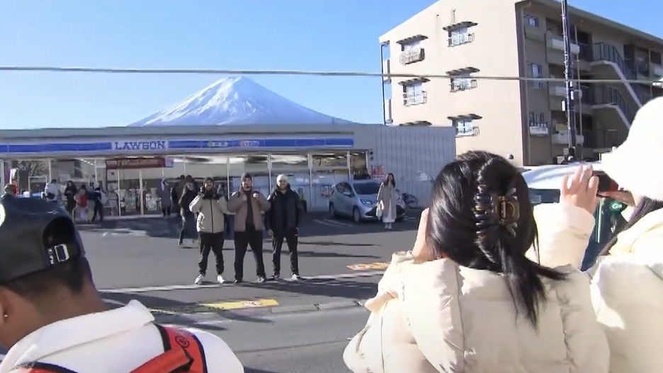 遊客拍攝「富士山與LAWSON同框」照片。(互聯網)