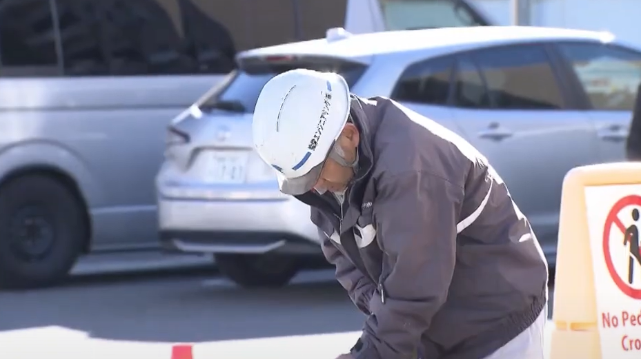 當局周一起在LAWSON一邊的行人路加裝護欄。(互聯網)