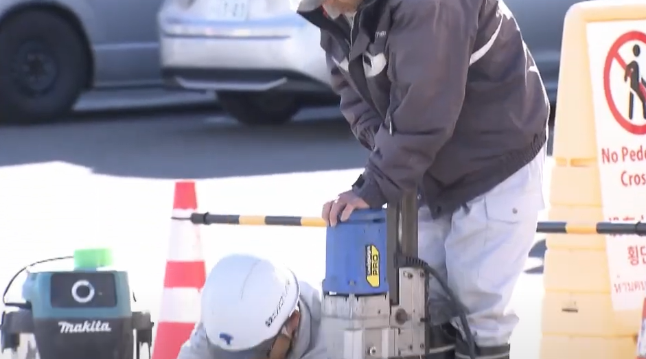 當局周一起在LAWSON一邊的行人路加裝護欄。(互聯網)