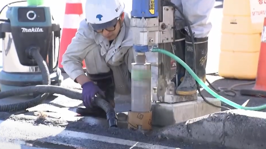 當局周一起在LAWSON一邊的行人路加裝護欄。(互聯網)