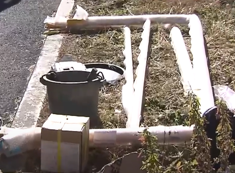 當局周一起在LAWSON一邊的行人路加裝護欄。(互聯網)