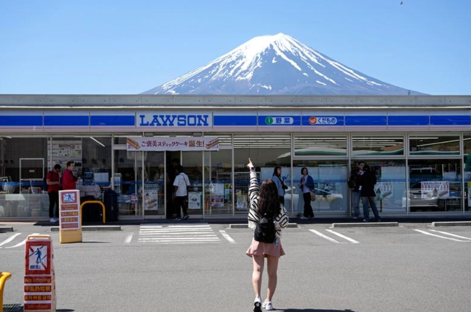 遊客拍攝「富士山與LAWSON同框」照片。(互聯網)