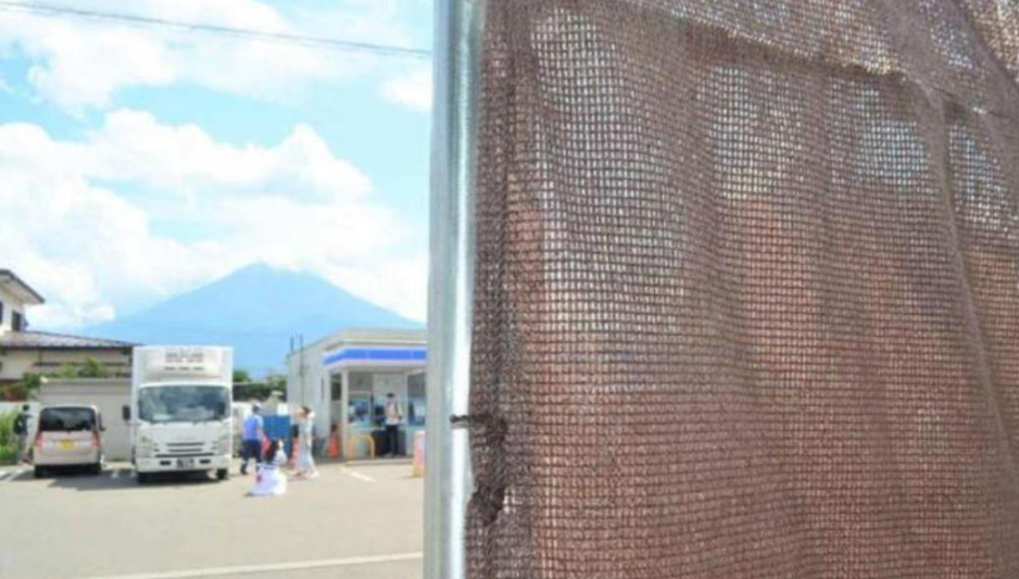 當局於7月把布幕換成質料較堅韌的棕幕。(互聯網)