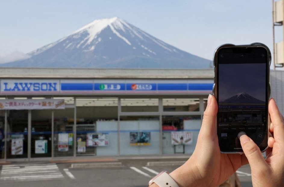 遊客拍攝「富士山與LAWSON同框」照片。(互聯網)
