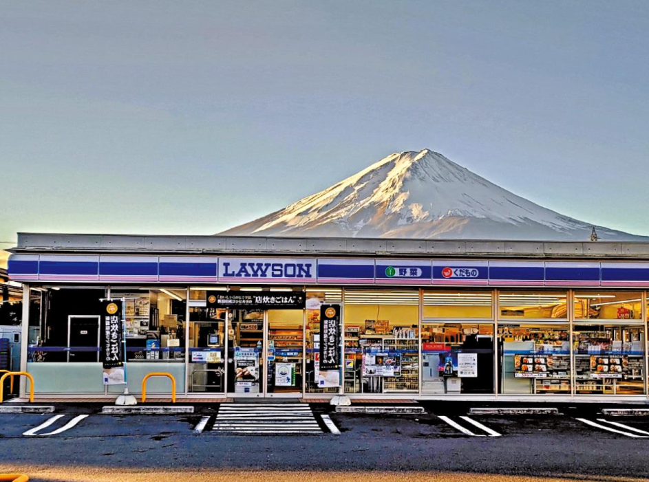 遊客拍攝「富士山與LAWSON同框」照片。(互聯網)