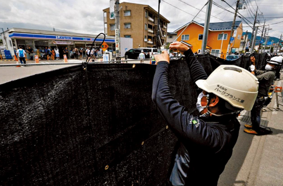 當局今年5月架起黑幕,但其後遭人挖洞破壞。(互聯網)