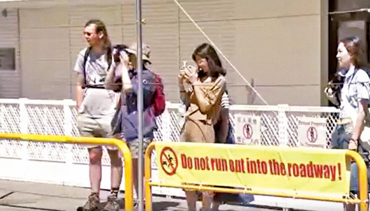 當局10月時在LAWSON對面行人路加設護欄。(互聯網)