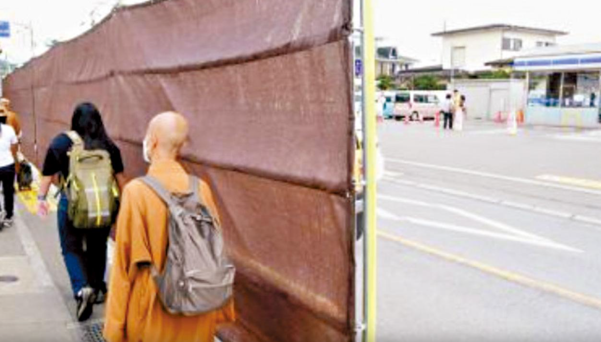 當局於7月把布幕換成質料較堅韌的棕幕。(互聯網)