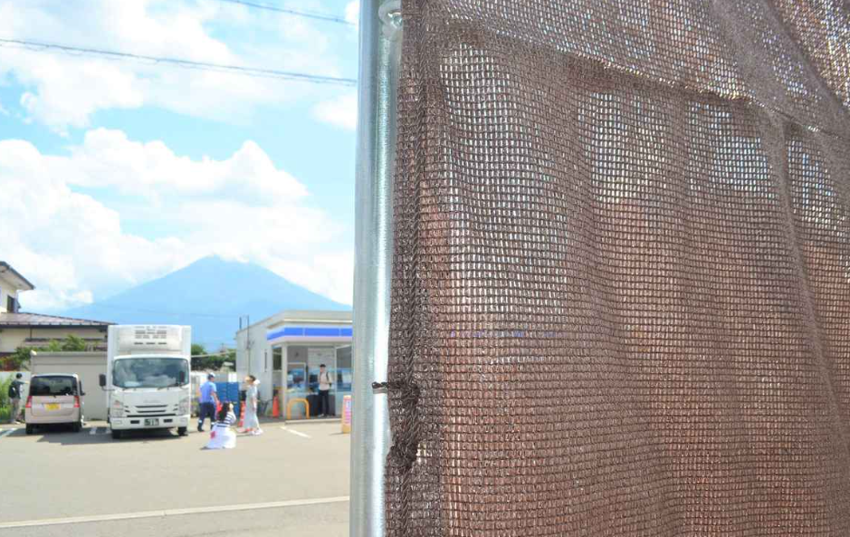 當局於7月把布幕換成質料較堅韌的棕幕。(互聯網)