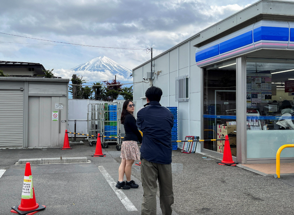 遊客拍攝「富士山與LAWSON同框」照片。(互聯網)