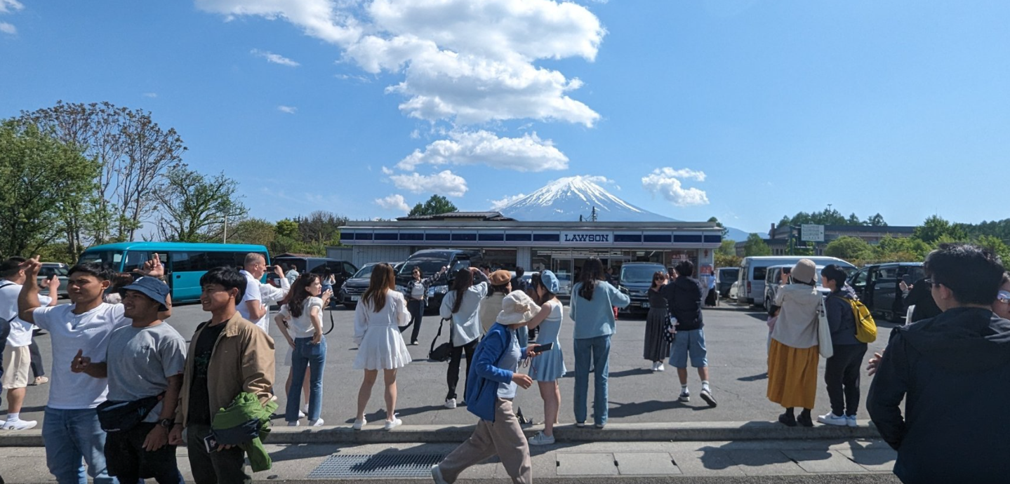 遊客拍攝「富士山與LAWSON同框」照片。(互聯網)