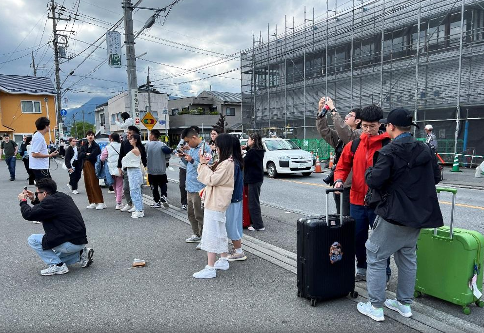 遊客拍攝「富士山與LAWSON同框」照片。(互聯網)