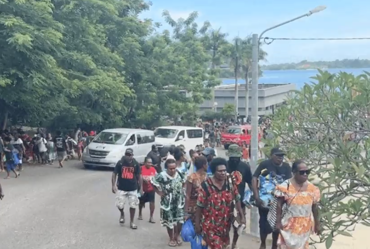 瓦努阿圖7.4級強震,當地有建築物局部倒塌,店舖物品跌落一地,民眾前往高地暫避。(X)