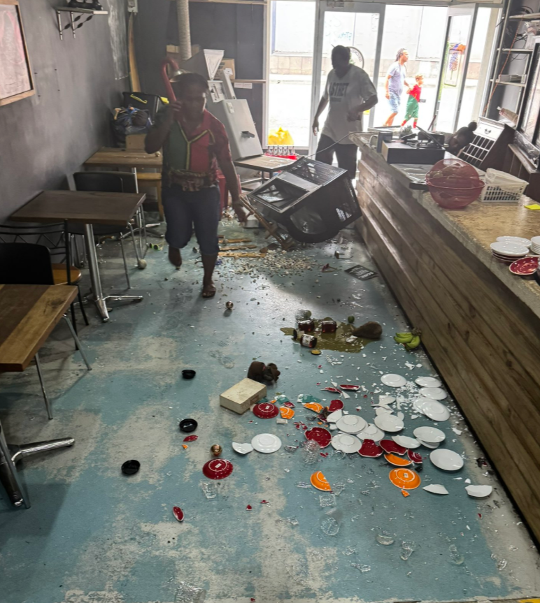 瓦努阿圖7.4級強震,當地有建築物局部倒塌,店舖物品跌落一地,民眾前往高地暫避。(X)