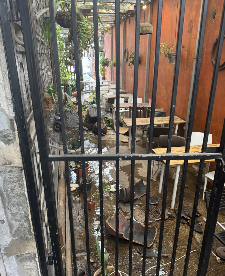 瓦努阿圖7.4級強震,當地有建築物局部倒塌,店舖物品跌落一地,民眾前往高地暫避。(X)