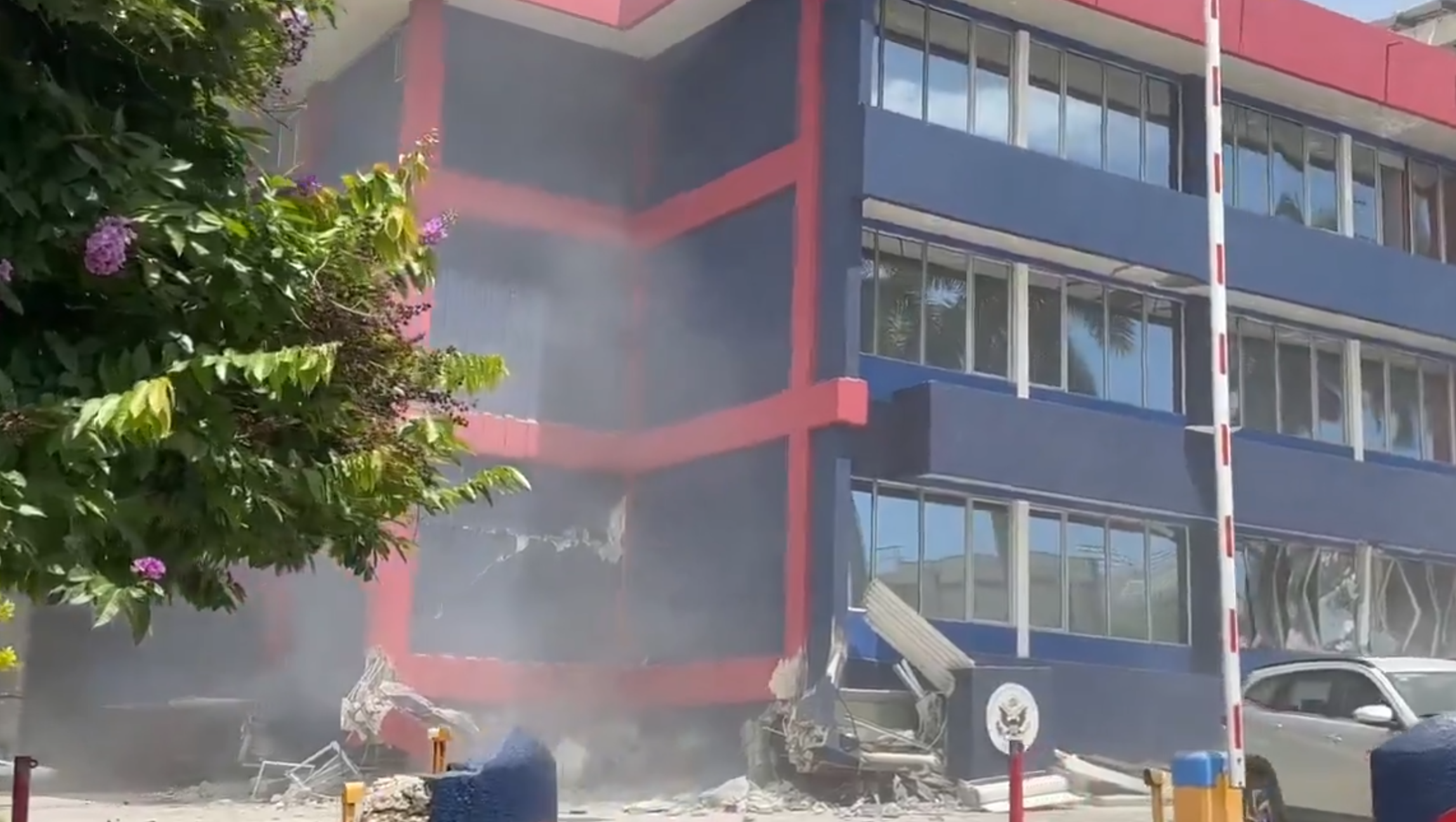 瓦努阿圖7.4級強震,當地有建築物局部倒塌,店舖物品跌落一地,民眾前往高地暫避。(X)