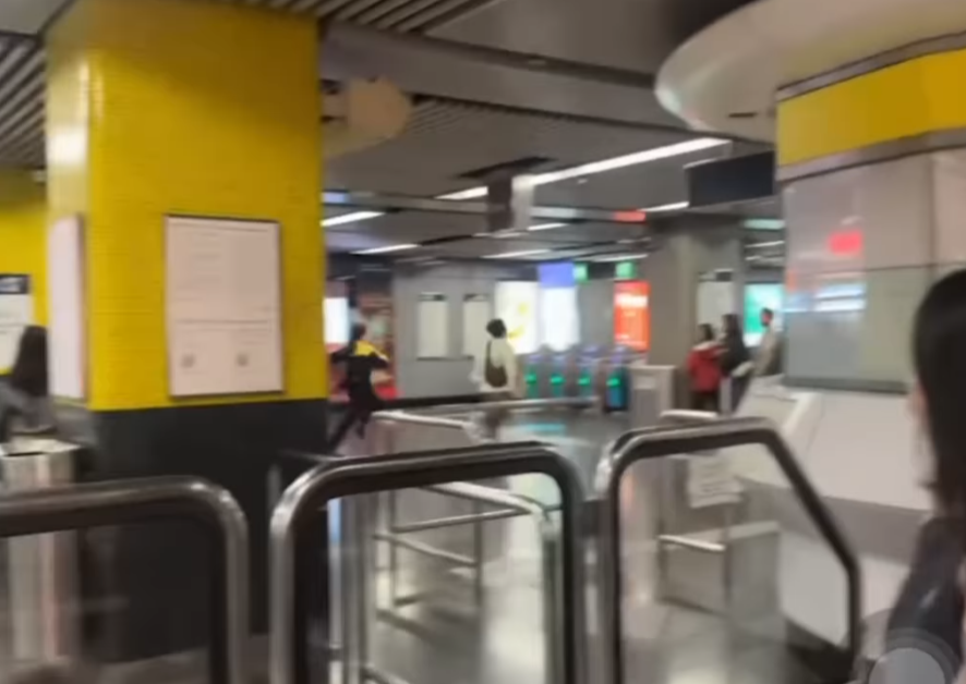 影片可見尖沙咀站一名港鐵長髮女職員,正在站內大堂追趕一名穿白色褸的男子,二人如同賽跑。(香港突發事故報料區及討論區fb)